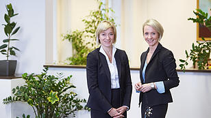 Ulrike Steiner (li) und Birgit Eiselsberg, Geschäftsführerinnen Schulmeister Management Consulting, Linz