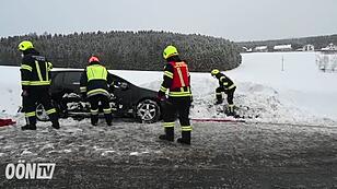Unfall auf Schneefahrbahn - PKW im Graben