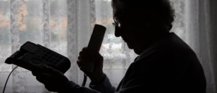 Alte Frau Telefon Betrug Telefonbetrug Symbolbild Pensionistin