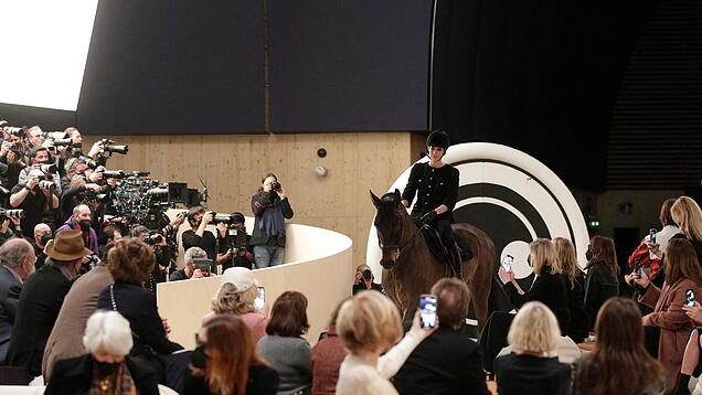 Charlotte Casiraghi mit Pferd auf Chanel-Laufsteg
