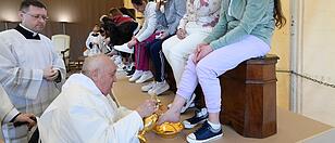 Päpstliche Fußwaschung für Gefängnis-Insassinnen